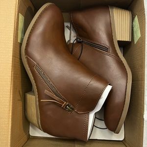 Women’s Arizona memory foam brown boot. Size 9. NWT